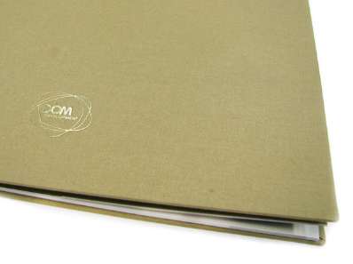 katalog w oprawie twardej z okleiną z płótna z hot-stampingiem, wykonany w drukarni w oficynie warszawa