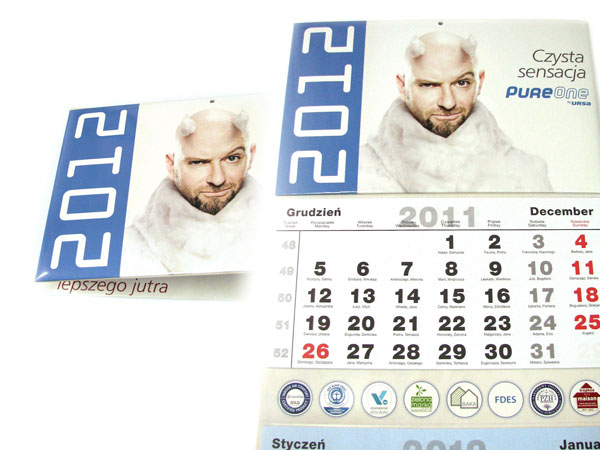 kalendarz trójdzielny a główką kaszerowaną wypukłą podkład pod kalendaria z zadrukiem pomiędzy kalendariami i ze stopką reklamową drukowanie kalendarzy warszawa