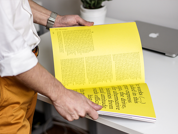 Klient przegląda folder reklamowy wykonany metodą druku offsetowego w drukarni w oficynie w warszawie
